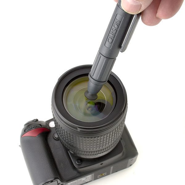 Petit nettoyeur de lentilles sur l'objectif de l'appareil photo