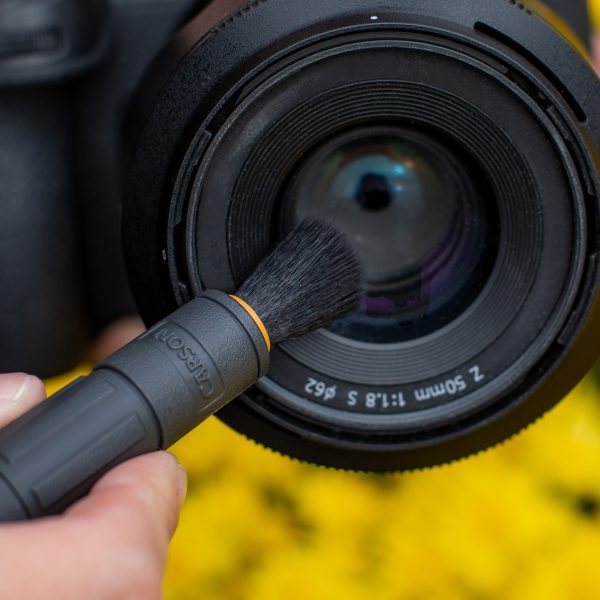 Carson C6 Limpiador de lentes reutilizable compacto portátil utilizado para limpiar el lente de la cámara con un cepillo de nylon seguro para una visión clara en la naturaleza durante el senderismo