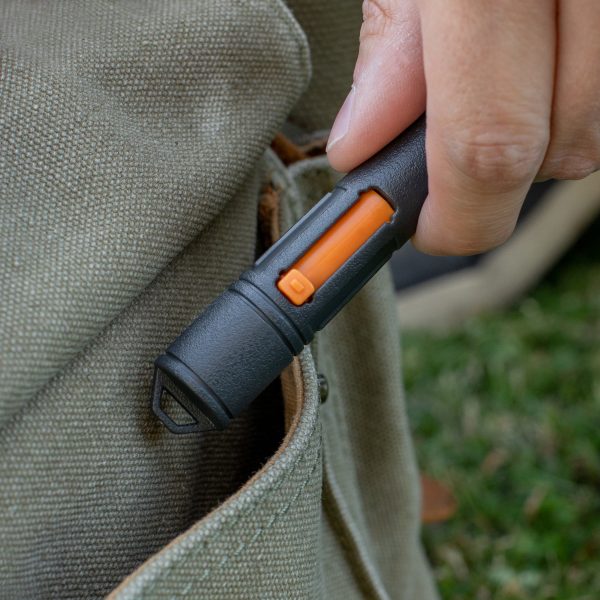 Wanderer mit Carson CS-35 wiederverwendbarem Objektivreiniger im Taschenformat für den praktischen Gebrauch in der freien Natur, kompakte Größe für einfachen Transport in der Tasche oder im Rucksack
