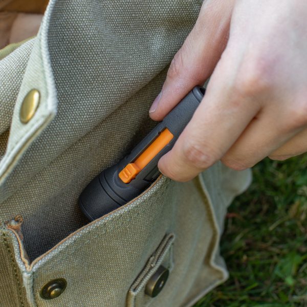 Wanderer mit Carson CS-45 wiederverwendbarem Objektivreiniger im Taschenformat für den Einsatz in der Natur, kompaktes Design für den einfachen Gebrauch in Tasche oder Rucksack