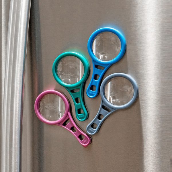 Plusieurs couleurs du Carson MagnetMag, des aimants colorés sur un frigo, couleurs amusantes, aimant pratique pour le réfrigérateur