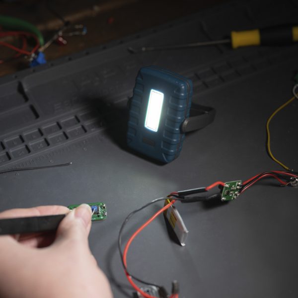 Lampe de poche à DEL Carson avec crochet et support utilisée pour éclairer l'espace de travail d'un ingénieur, outil de support de lampe de poche portable pour éclairer la vision