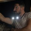 Campista usando Luz de cuello Carson NL-20 para aumentar su visión en la oscuridad, luces LED duales para uso manos libres, luz perfecta para trabajar