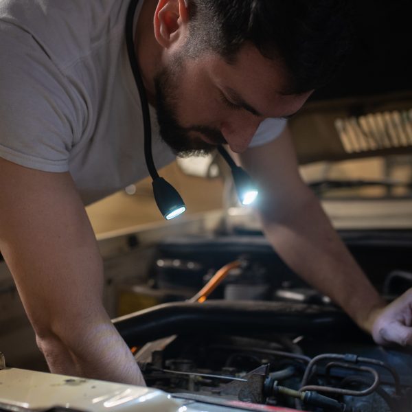Arbeiter, der die Carson NL-20 COB LED-Nackenleuchte benutzt, um den Arbeitsbereich zu beleuchten, einstellbares Arbeitslicht für Mechaniker, praktisches Freihand-Arbeitslicht